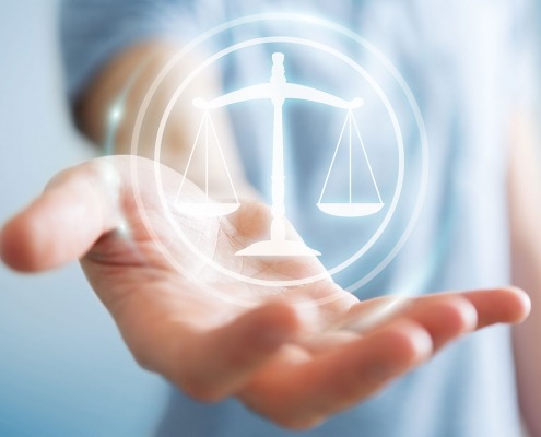 Litige, main tenant une balance, Litigation, Hand holding balance